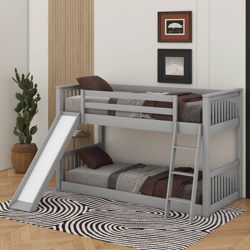 Lit superposé simple au-dessus d'un lit simple avec glissière convertible et échelle