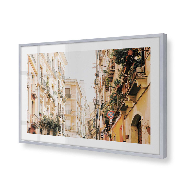 Alleyway Allure Print, Cadre en chrome poli, H 19,25 po x l 25,25 po x P 1,25 po