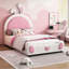 Lit plateforme simple tapissier avec une jolie tête de lit en forme de lapin - construction robuste blanc / rose et options pratiques rose