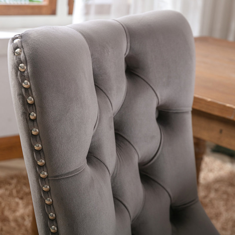 Chaise contemporaine en velours gris avec base en bois. Style haut, hauteur réglable du repose-pieds, coussin en mousse confortable, choix de conception solide, siège pour les jambes, élégant