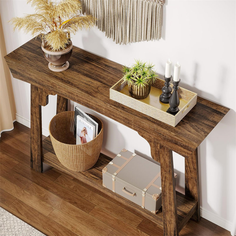 Console de 41 pouces en bois derrière le canapé