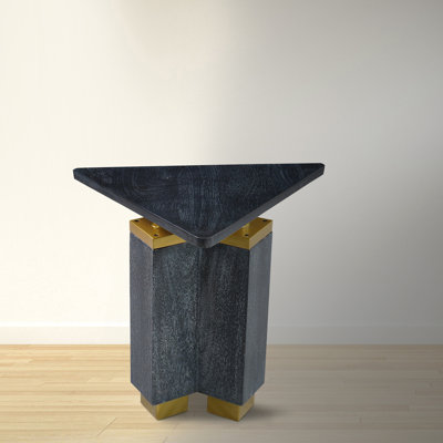 Table de bout triangulaire moderne Andes - fabriquée à la main avec une garniture en laiton doré et une finition noire sablée, 20 po
