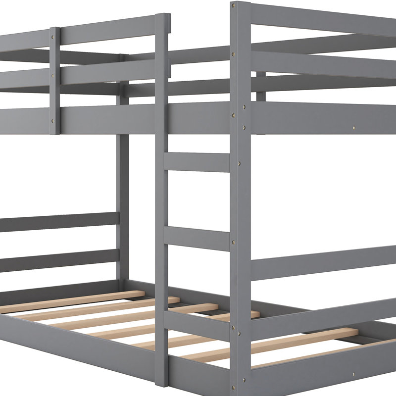 Lit superposé simple gris avec pieds en pin massif, garde-corps pleine longueur pour la sécurité, petites chambres peu encombrantes, ensemble de lattes inclus, stabilité du cadre, fonctionnel dans des espaces limités, convient aux matelas