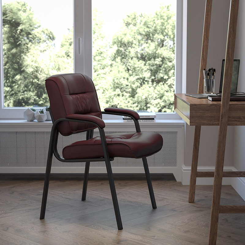 Chaise d'appoint de réception rembourrée et capitonnée en cuir LeatherSoft Haeger, Structure en métal noir, Bourgogne