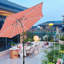 Parasol lumineux solaire à DEL 9 pi avec système d'inclinaison et de manivelle, cadre en acier durable pour l'extérieur-2054886078