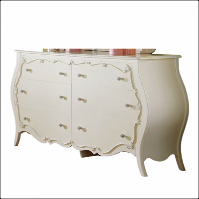 Commode Edalene au fini perle blanche avec incrustations complexes et tiroirs spacieux, parfaite pour le rangement élégant de la chambre à coucher.