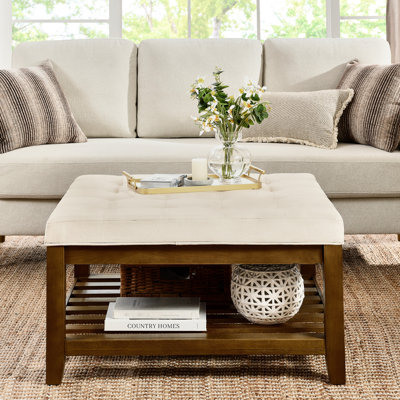 Table basse en bois de hêtre avec tablette, revêtement en lin doux et structure robuste, pour chambre ou salon.