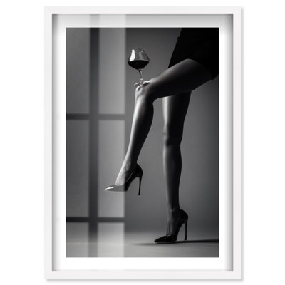 «Wine on Heels Shadowbox», art mural Glam par Notoriart, cadre blanc, 30 x 45