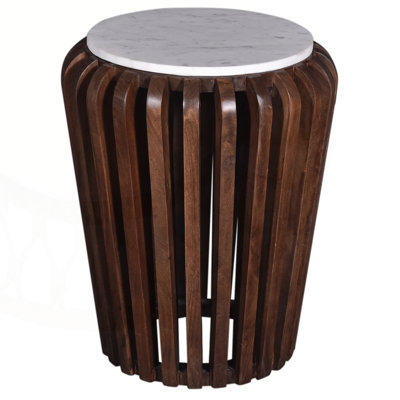 Charmante table de bout en bois massif avec plateau en marbre exquis, rehaussant l'ambiance du salon