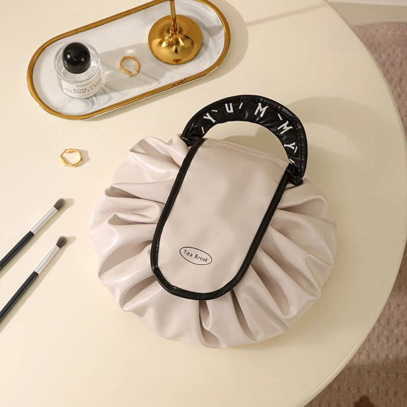 Trousse de maquillage beige à cordon de grande capacité, organisateur de cosmétiques en polyuréthane élégant, trousse de voyage imperméable et durable avec conception à plat facile à nettoyer