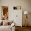 Grande armoire de rangement multifonctionnelle blanche et naturelle avec détails sculptés