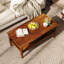 Table basse rectangulaire à 2 niveaux Farmhouse, structure en bois massif avec tablette de rangement et pieds classiques laqués, table de salon facile à assembler pour salon et appartement