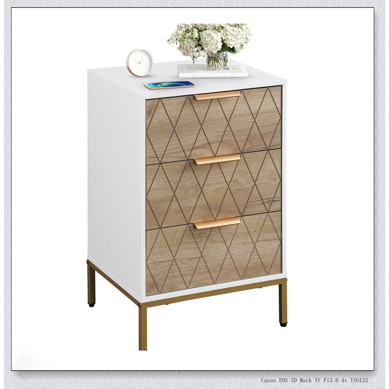 Table de chevet Mid-Century moderne avec 3 tiroirs spacieux, des pieds en métal doré et une ligne de coupe unique pour un rangement élégant