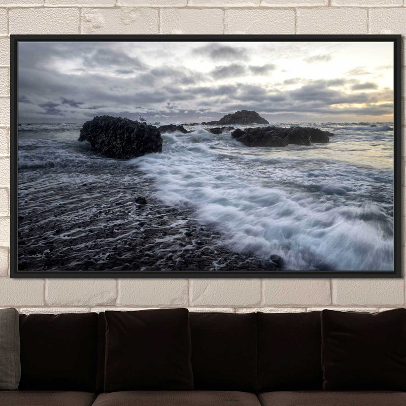 «Lighthouse», reproduction de photo, H 39,5 po x l 63,5 po x P 2 po, Cadre flottant espresso