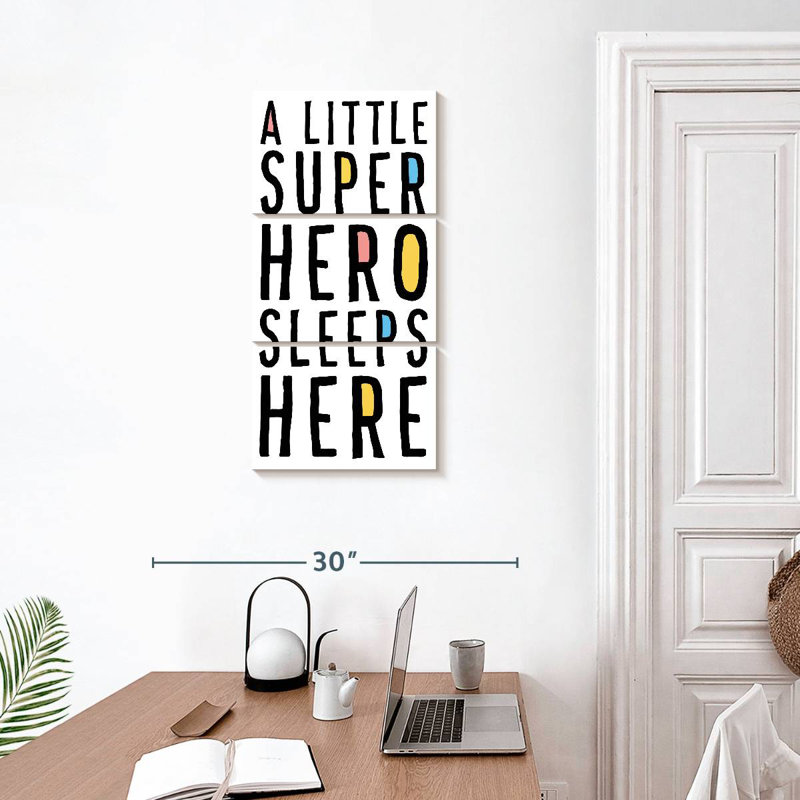 Un petit super-héros dort ici, H 32 po x l 15 po