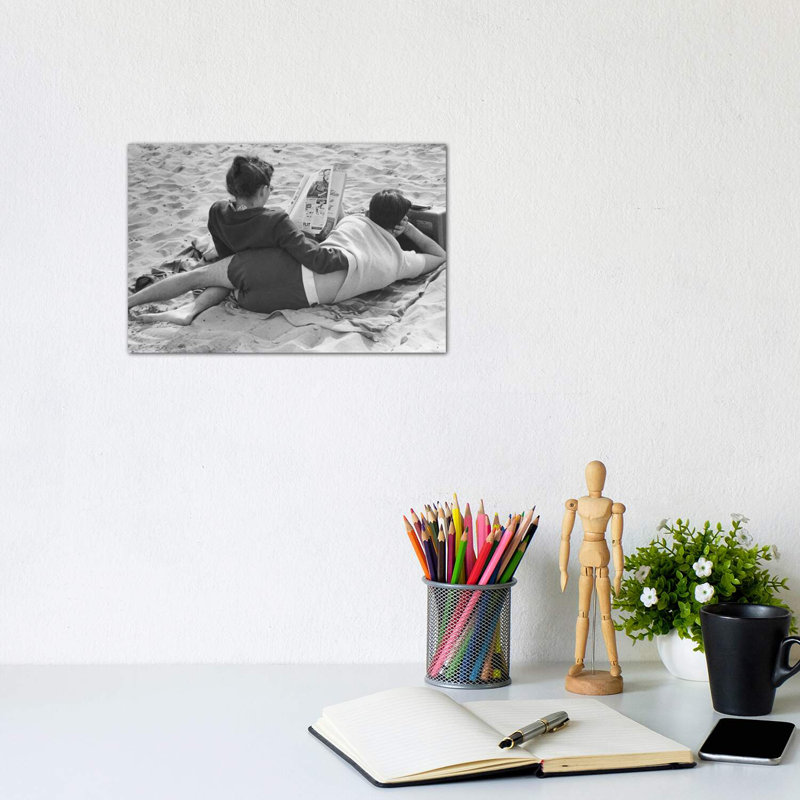 Couple on Beach (NYC, 1947) par Ruth Orkin - reproduction de photo, H 8 po x l 12 po x P 0,75 po, Toile tendue