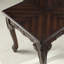 Table basse traditionnelle en bois ornée de détails élégants et fonctionnels