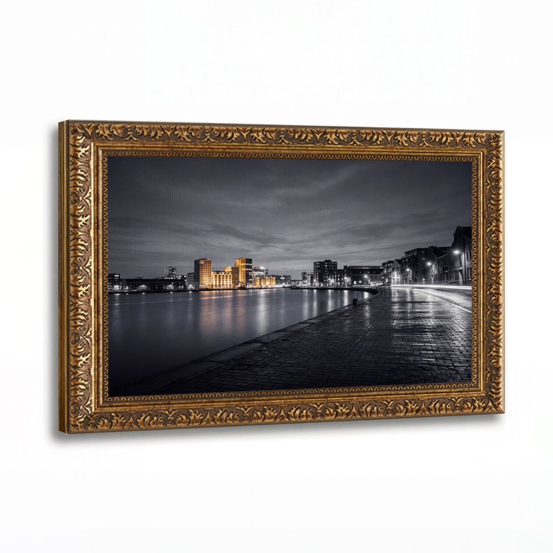 Toile urbaine de la ville avec lumières orange réfléchies sur l'eau, 16"H x 24"W