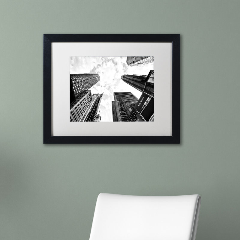 Times Square Skyscrapers, reproduction de photo encadrée, H 16 po x l 20 po x P 0,5 po, Blanc, Encadrement brun