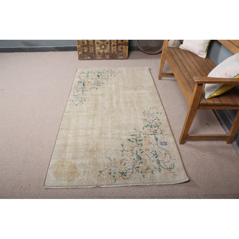Tapis turc rétro fait à la main avec une touche florale beige pour un décor éclectique de maison et de vestibule