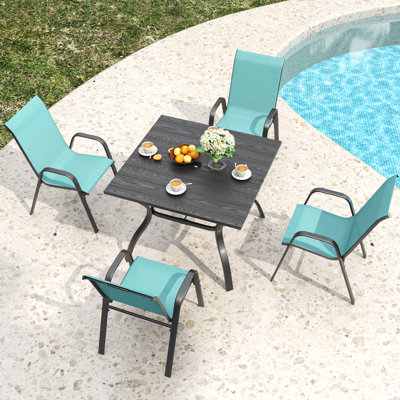 Ensemble de salle à manger d'extérieur 5 pièces 5 pièces, table à grain de bois rétro avec trou pour parasol + 4 chaises empilables ergonomiques, capacité en tissu textilène 350LB, pour terrasse de jardin