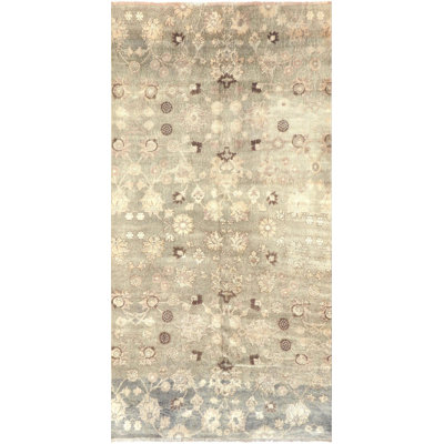 Tapis gris / beige en laine noué à la main de conception unique des années 1960 de 4 pi 8 po x 9 pi 3 po
