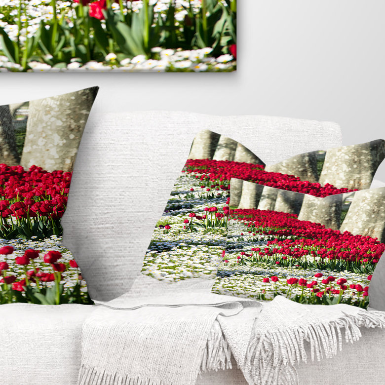 Wild Tulip Flowers in Forest Pasture - Coussin décoratif à imprimé floral