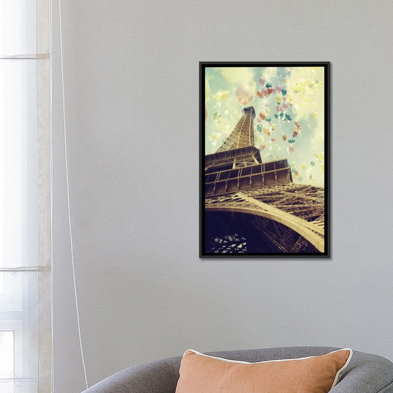 «Paris is Flying», photographie sur toile tendue, H 26 po x l 18 po x 1,5 po, Toile avec cadre noir, Pas de tapis