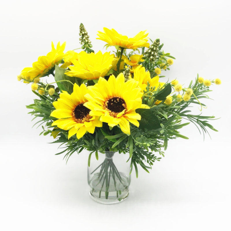 Agencement de fleurs en soie dans un vase