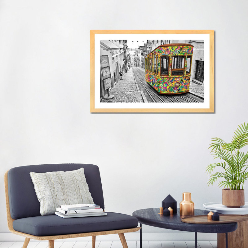 « Lisbon tram » par Ben Heine-reproduction de photo, H 24 po x l 32 po x P 1 po, Toile avec cadre en bois beige, Blanc