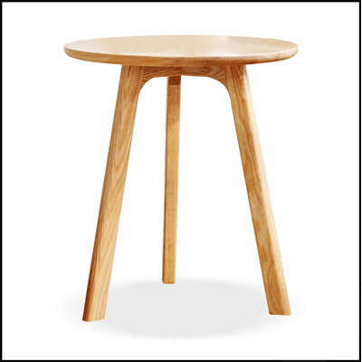 Table d'appoint ronde au design classique, structure en bois robuste et utilisation polyvalente pour le salon ou la chambre.