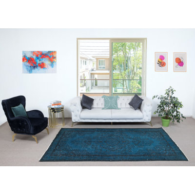 Tapis turc contemporain fait à la main 5,8 x 9,5 pi en bleu. Revêtement de sol en laine
