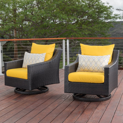 Chaise de patio pivotante Fionnula avec housses de coussin Sunbrella