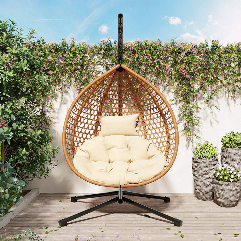 Chaise hamac en rotin tissé et rembourré