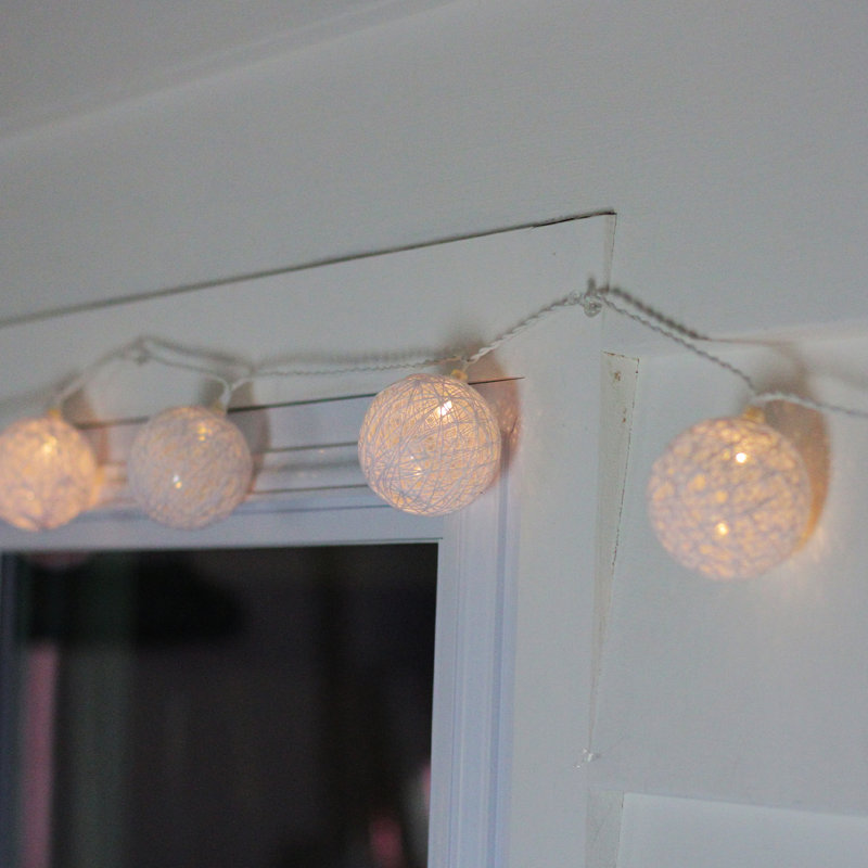 10 lumières de Noël sphériques blanches à pile avec minuterie - 7,5 pi de fil blanc