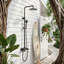 Douche d'extérieur à hauteur réglable murale contemporaine noire H 50 po avec douchette à main et douchette de lavage des pieds Contemporary