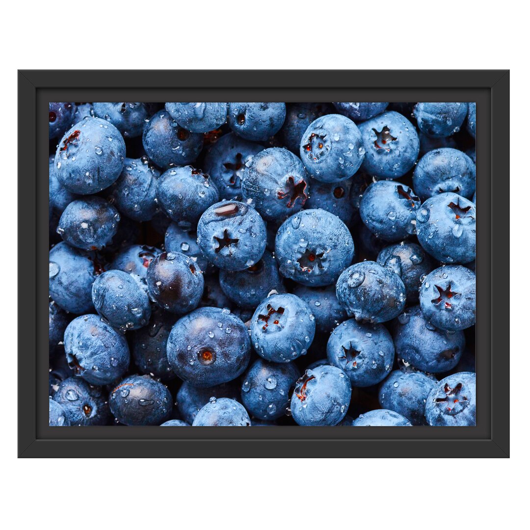 Gerahmtes Wandbild Blaubeeren mit Wassertropfen