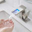 Robinet de salle de bain moderne avec indicateurs lumineux DEL-112805684