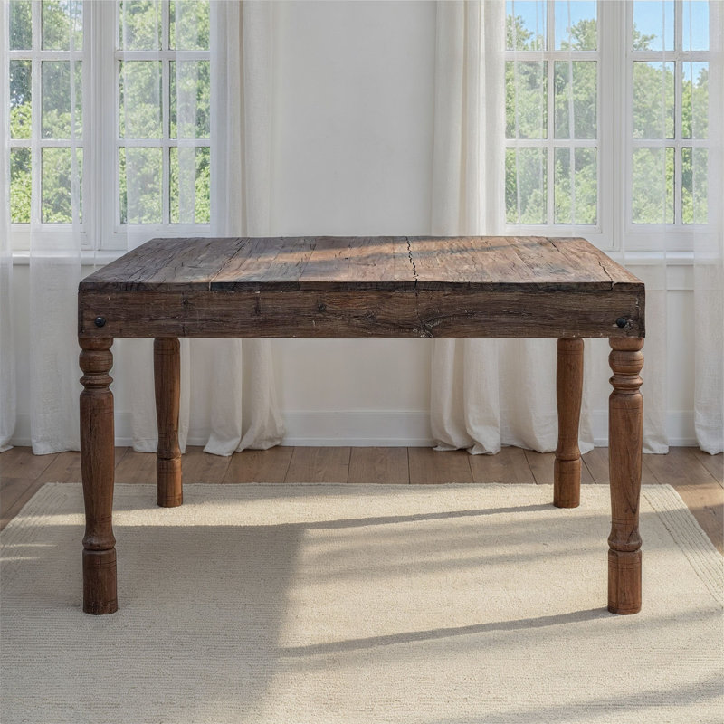 Table de salle à manger en bois avec pieds tournés