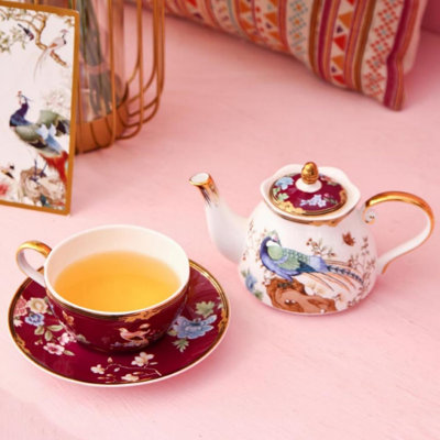 Service à thé en porcelaine et thé pour une tasse de thé