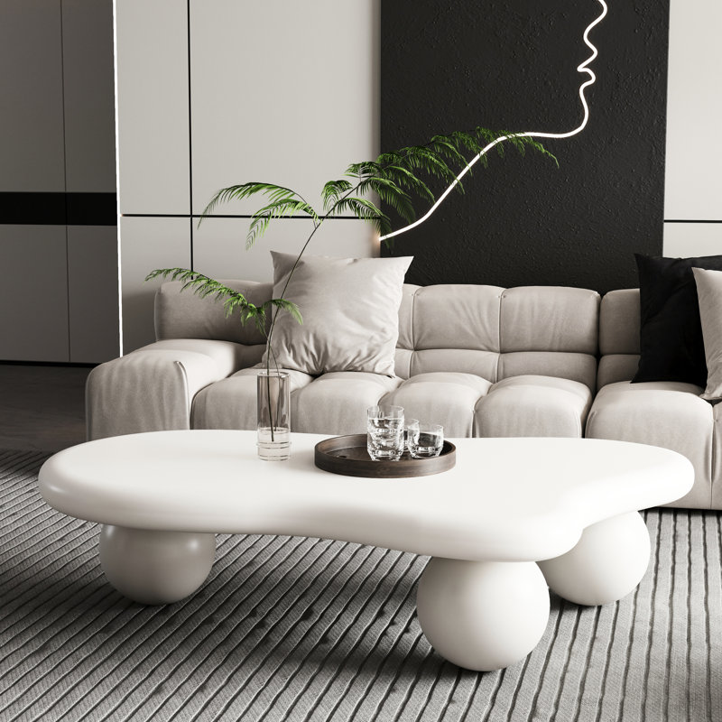 Table basse Cloud - Design blanc crème de 47 pouces pour le salon avec 3 pieds, plateau de table irrégulier, articles de bureau de grande taille, installation rapide dans la pièce, plateau magnifique, grand espace de rangement sur le bureau, long