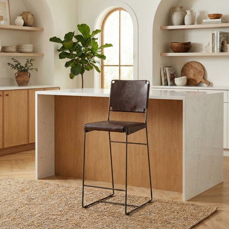 Tabouret à hauteur de comptoir Lalaina | Pieds de traîneau en fer noir thermolaqués | Cuir de buffle grain de châtaignier | Mobilier de bar moderne et industriel