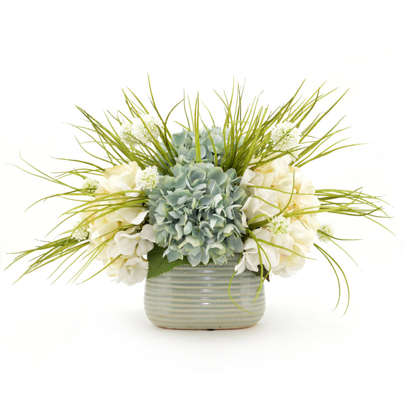 Arrangements floraux mixtes dans un vase