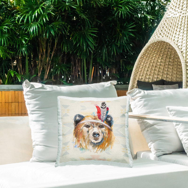 Coussin extérieur imprimé à motif d'ours Indigène par Patricia Pinto