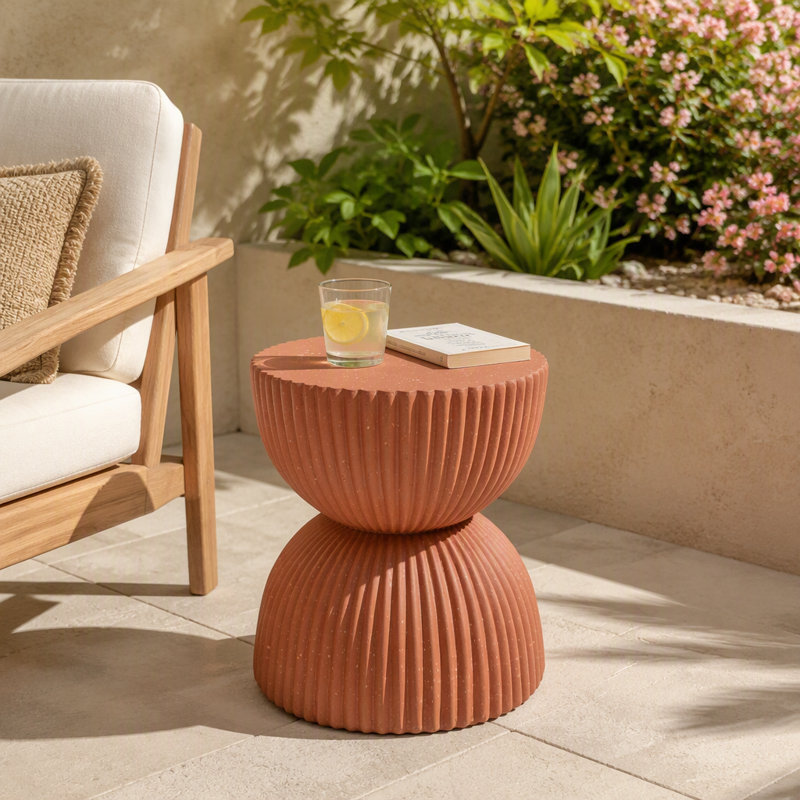 Table d'appoint sablier résistante aux intempéries avec texture mouchetée intentionnelle pour une utilisation intérieure et extérieure