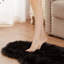 Tapis noir en fausse fourrure-77438961