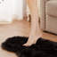 Tapis noir en fausse fourrure-77438963