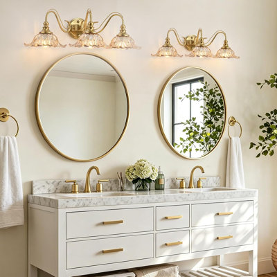 Applique murale vintage à 3 lumières pour salle de bain, 65 cm (25,6 po), finition or poli, style rétro, à placer au-dessus d'un miroir, avec abat-jour en verre ambré à motifs floraux. Éclairage doré idéal pour la chambre, le maquillage et la coiffeuse.