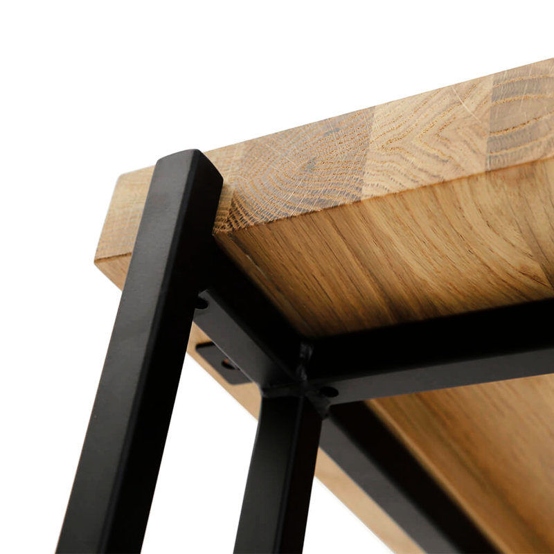 Petite table d'appoint en bois de chêne avec design, finition en savon massif, structure en métal noir, idéale pour les collations, les boissons et les espaces de travail improvisés, profondeur de 16,5 po, largeur, hauteur de 23,71 po, poids de 11,12 