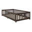 Structure de lit plateforme contemporaine avec garde-corps et lattes robustes-901289896